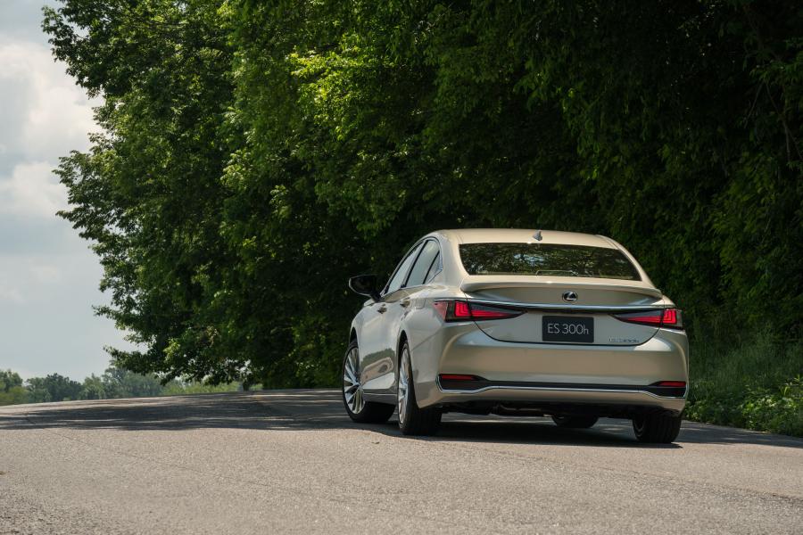  Lexus ES300h 2018 года  (NA) (фото 28 из 41)